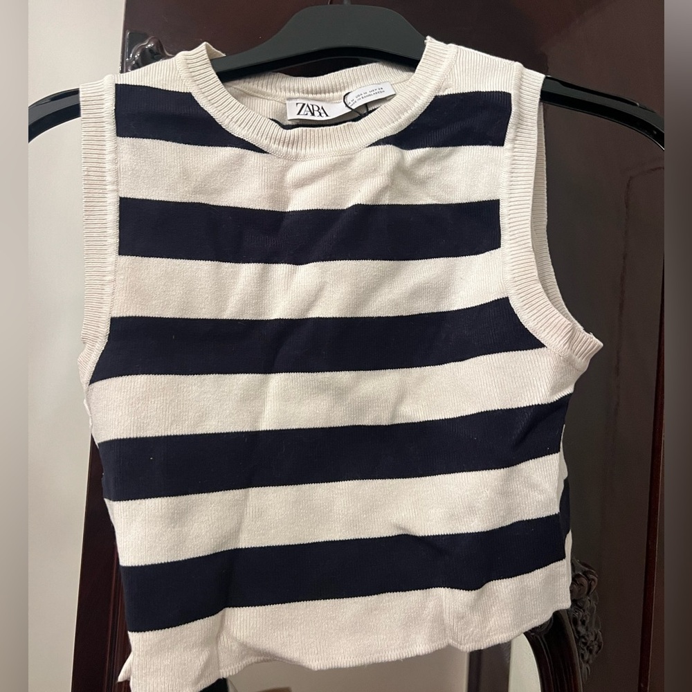 Women’s medium sized crop top. Striped sleeveless shirt